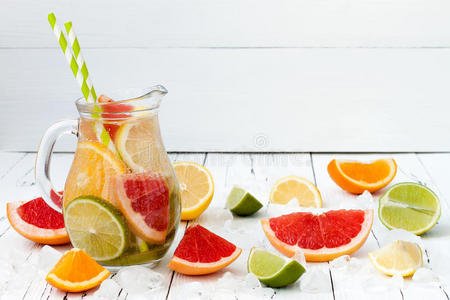 排毒柑橘注入调味水。 清爽的夏季自制鸡尾酒与柠檬，石灰，橙色和葡萄柚。 干净的饮食