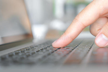 关闭商务女性在笔记本电脑键盘上的手打字