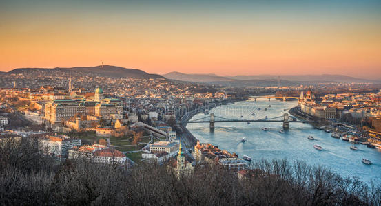 布达佩斯的城市景观，日落时多瑙河上有许多船