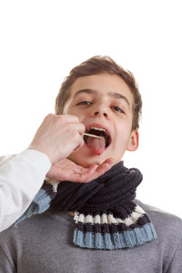男孩医学检查咽部和扁桃体