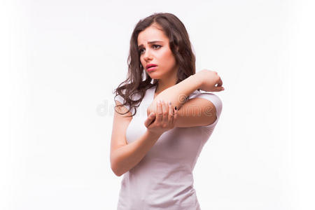 女性肘部剧烈疼痛。 女性手对肘痛点表示疼痛的位置。