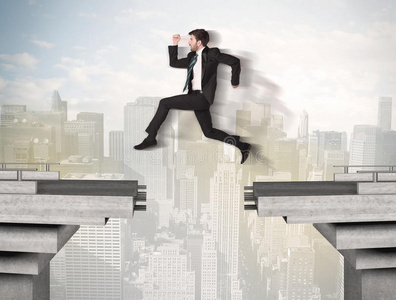 一个精力充沛的人跨过一座桥时髦的年轻人,戴着深色