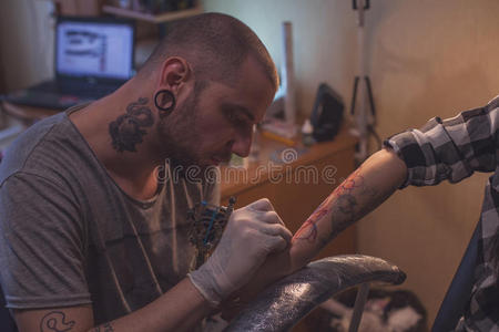 男人 纹身 顾客 机器 成人 艺术 皮肤 职业 器具 行动