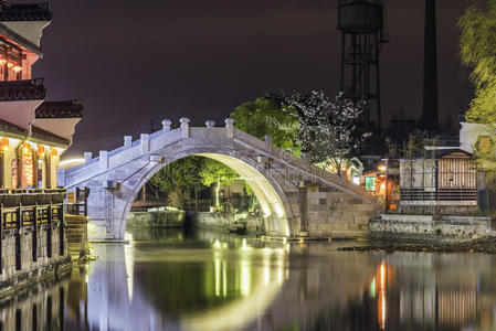 夜间石拱桥