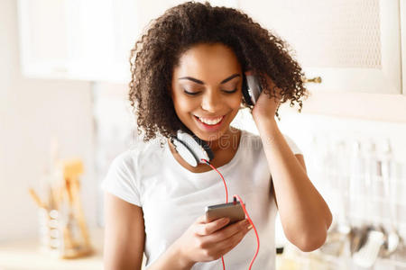 快乐 手机 生活 美丽的 音乐 情感 享受 耳机 黑发 装置