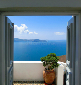 阳台上美丽的海景。 桑托里尼岛，希腊。