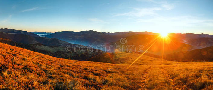 山腰 十一月 小山 秋天 天空 天气 喀尔巴阡山 黎明 美丽的