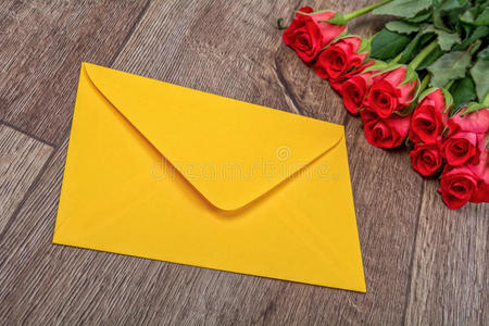 礼物 庆祝 浪漫 情人 花的 招呼 木材 桌子 卡片 信封