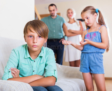 服装 白种人 论点 父亲 在室内 房子 争吵 养育子女 滥用