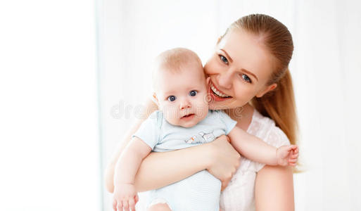 小孩 可爱极了 拥抱 家庭 可爱的 美丽的 母亲 照顾 白种人