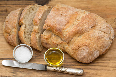 新鲜面包加盐和橄榄油照片