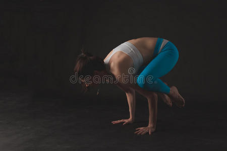 美丽的运动瑜伽女孩练习瑜伽体式