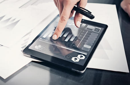 特写照片女性工作市场报告现代平板电脑和触摸屏幕与世界证券交易所图标