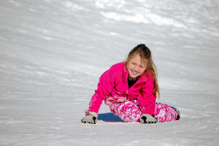 可爱的蓝眼睛女孩在雪地里玩得很开心，有复制空间。