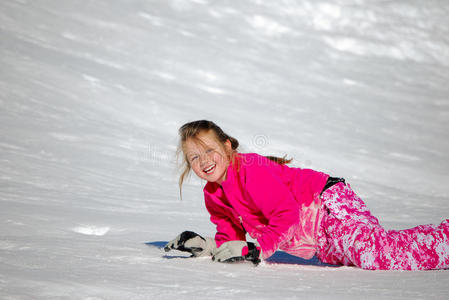 可爱的蓝眼睛女孩在雪地里有复制空间。