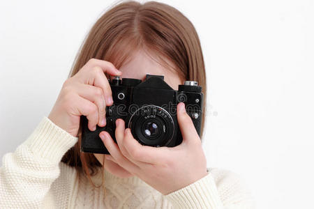 女孩和照相机女孩和照相机一位英俊年轻人的摄影棚肖像拿着照相机拍照