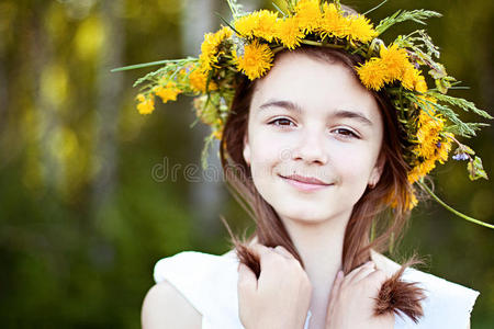 美丽的小女孩，户外，彩色花束，阳光明媚的夏日公园草地微笑着享受生活