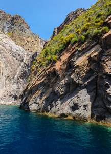 意大利利帕里的悬崖和岩石。