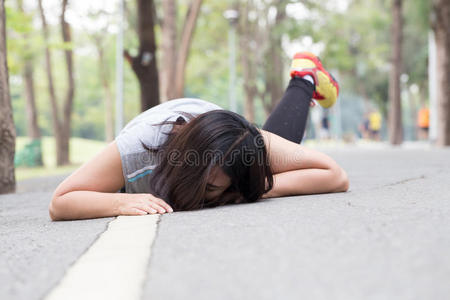 慢跑时绊倒摔倒照片