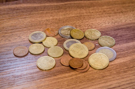 木制的不同欧元硬币