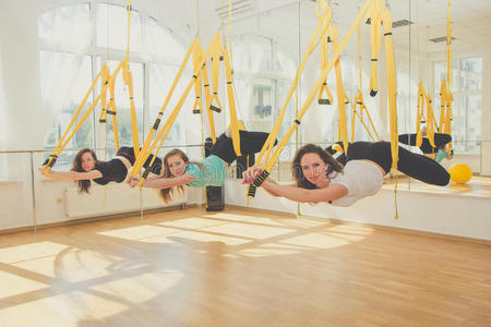一群在吊床上做瑜伽的女人