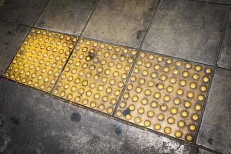 触觉铺路盲人障碍的触觉铺路照片