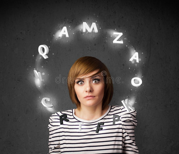 一个年轻的女人,脑子里满是信件照片