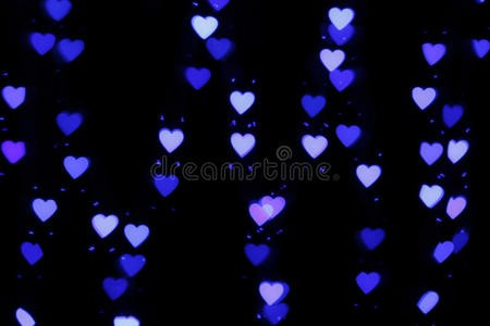 模糊的蓝色灯光在心脏形状