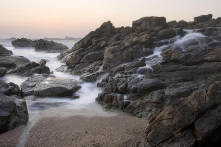 黄昏的岩石海滩