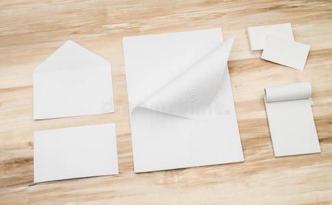 木制的空白信封名片和白色模板纸