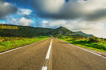 在巨大的云层下的乡村道路