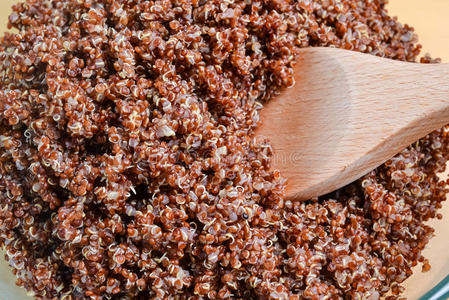 一碗煮熟的白色藜麦照片