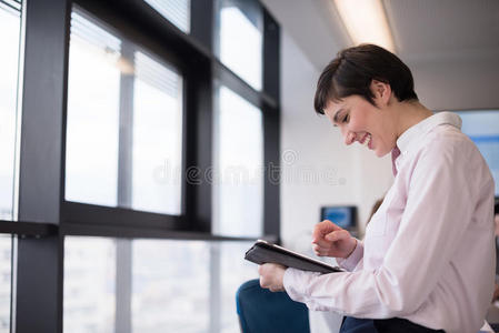 商务妇女在会议上使用平板电脑