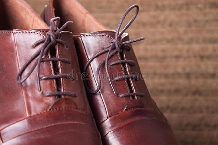 手工制作的棕色皮鞋放在木地板上