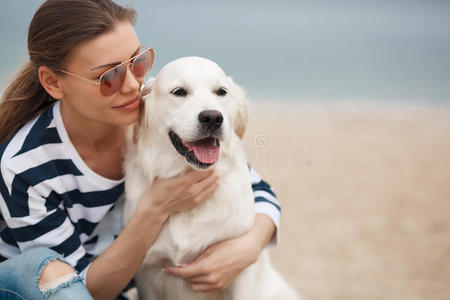 亲爱的 动物 乐趣 闲暇 女孩 朋友 拥抱 繁殖 海滩 拉布拉多