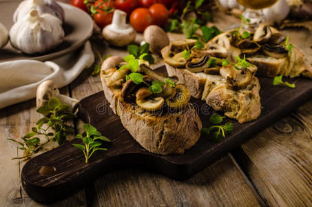 生物 嫩青 菲特 蘑菇 油炸 森林 面包 晚餐 西芹 烹饪