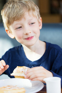 肖像 甜点 男孩 早餐 可爱的 美丽的 白种人 食物 童年
