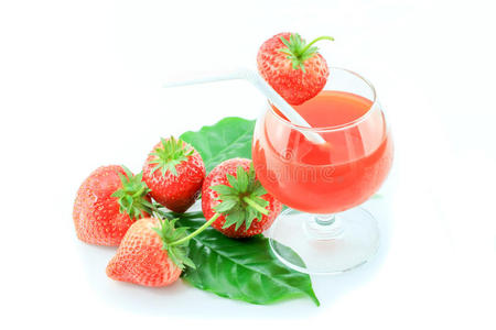 新鲜草莓和果汁草莓。