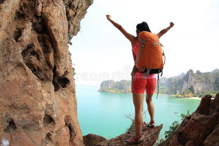 欢呼的年轻亚洲女徒步旅行者张开双臂