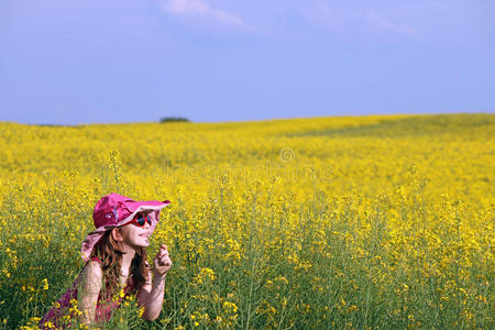 外部 可爱的 自然 女孩 快乐 草地 夏天 领域 天空 风景