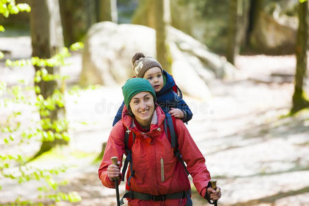 目的地 背包 登山运动员 森林 健身 宝贝 家庭 冒险 徒步旅行