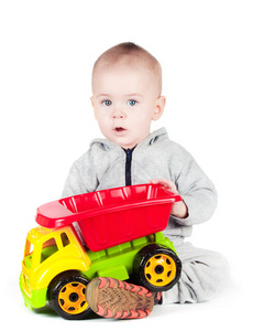 孩子玩玩具卡车
