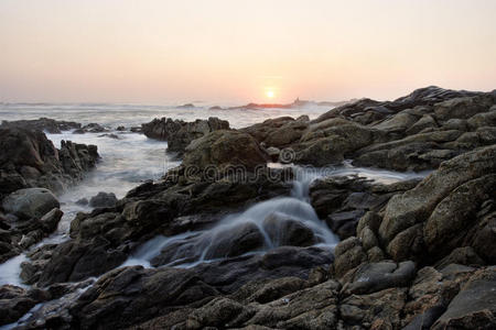 落日的岩石海滩