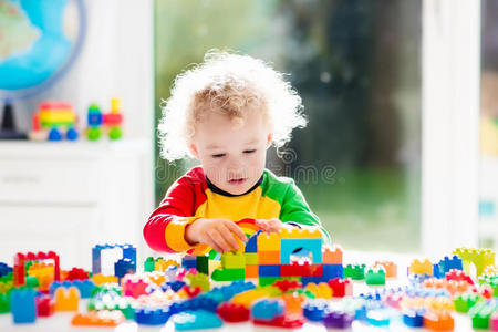 宝贝 有趣的 男孩 幼儿园 照顾 游戏 乐高 活动 建设