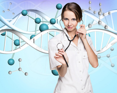 女性医生和DNA分子公式