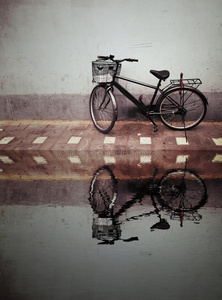 靠墙的旧自行车