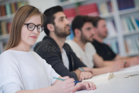 一群学生在教室里一起学习