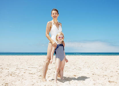 海岸线 瘟疫 夏季 母亲 家庭 妈妈 海岸 海滩 假日 海滨