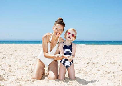 母亲 家庭 小孩 假日 女孩 海滩 微笑 复制 瘟疫 海岸