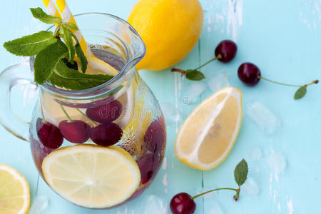 排毒水果注入香料水与樱桃，柠檬和薄荷